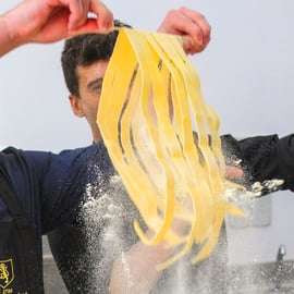 Pasta maken en wijnproeven