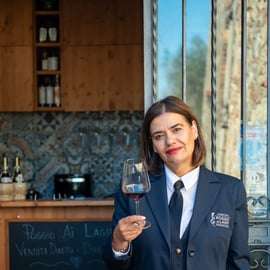 Degustace vína na náměstí v Monteriggioni