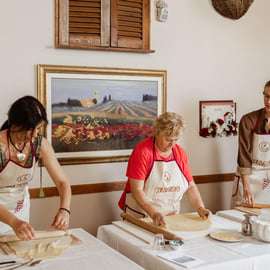 Kézzel készített tésztaóra Montalcinóban Brunellóval és ebéddel