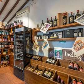 Degustace vína na náměstí v Monteriggioni