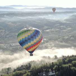 Siena: voo de balão sobre a Toscana com uma taça de vinho
