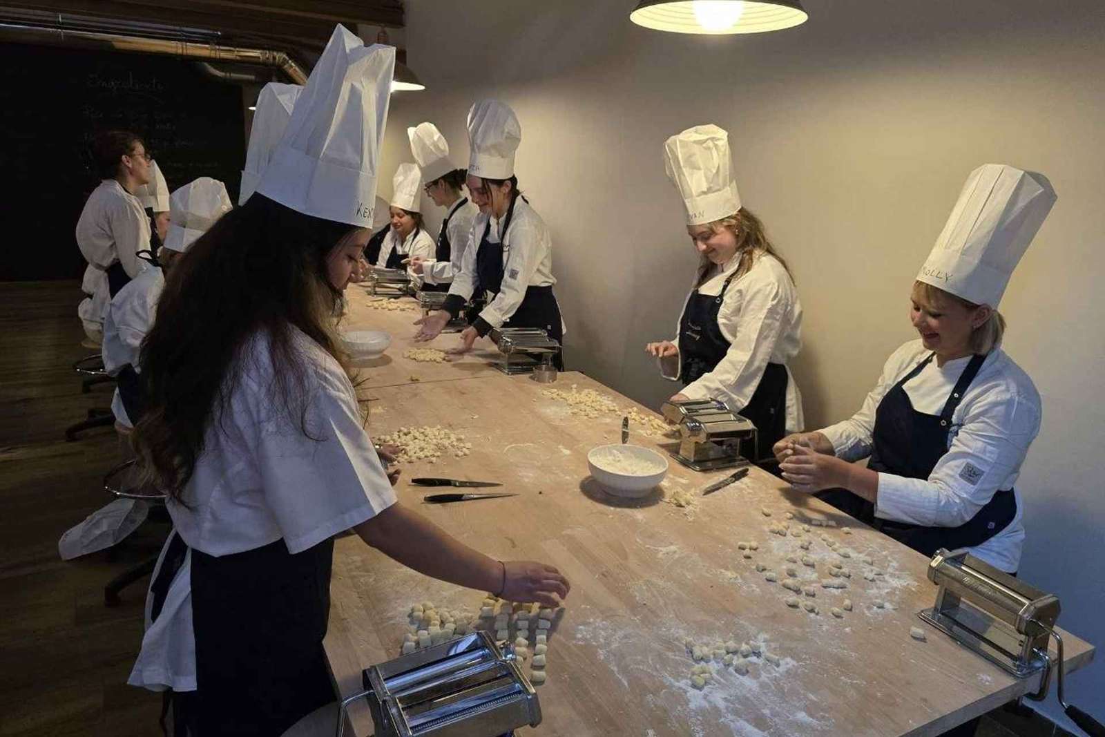 Clase de cocina toscana en Siena: pasta, tiramisú y vino