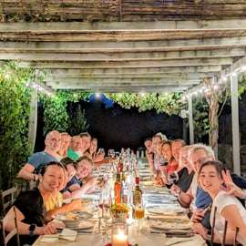 Jantar comunitário numa antiga quinta da Toscana