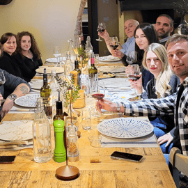 Jantar comunitário numa antiga quinta da Toscana