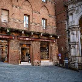 Degustação de vinhos na Piazza del Campo, em Siena