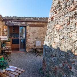 Degustace vína na náměstí v Monteriggioni