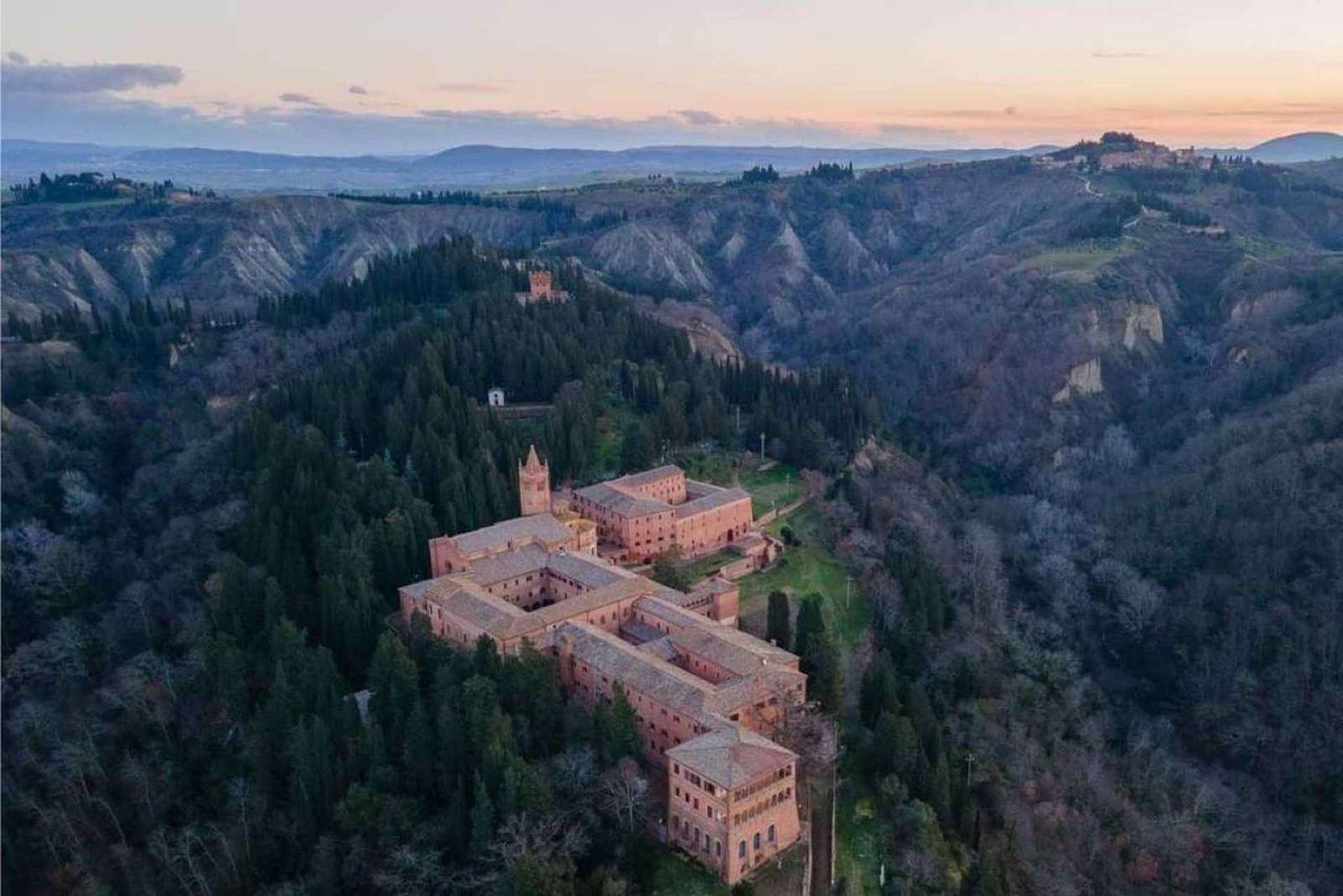 Visita all'Abbazia di Monte Oliveto Maggiore con degustazione