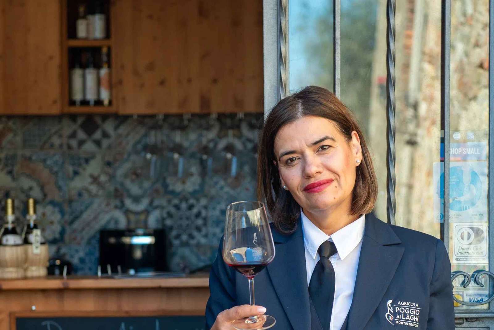 Degustace vína na náměstí v Monteriggioni
