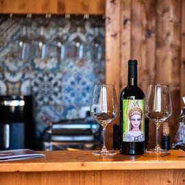 Degustace vína na náměstí v Monteriggioni