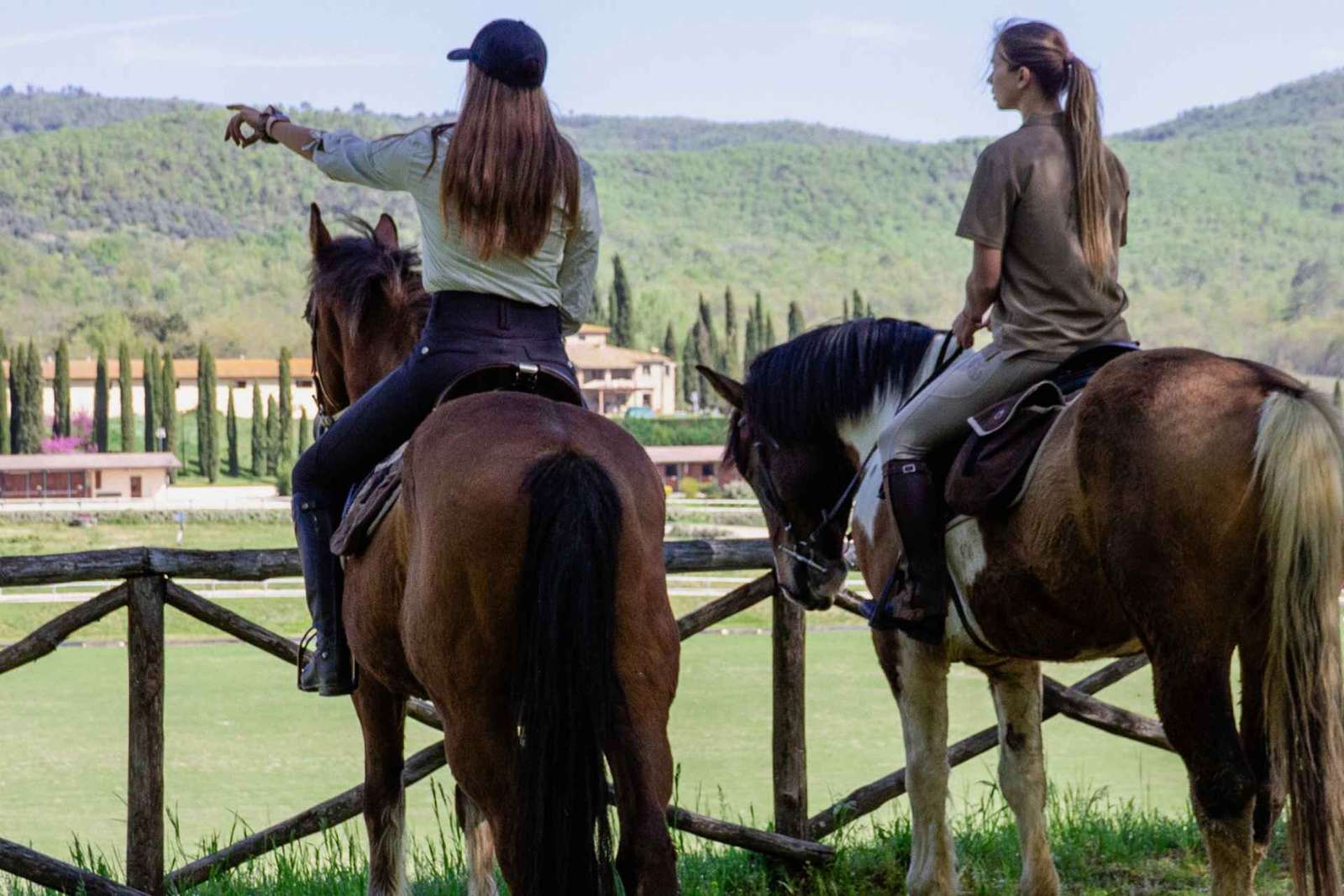 Balade à cheval en Toscane près de Sienne : vignes et polo