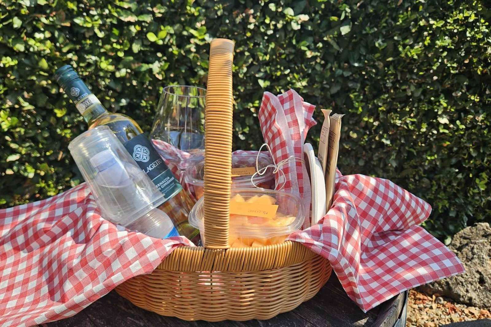 Picknick i vingård med utsikt mot San Gimignano