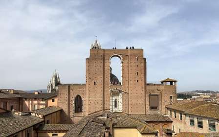Palazzo delle Papesse w Sienie: degustacja wina na dziedzińcu + panorama