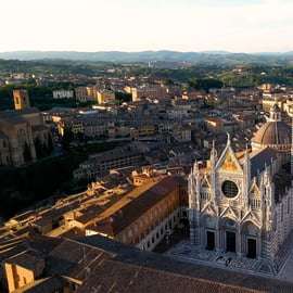 Tour privato a piedi di Siena tra contrade e Duomo