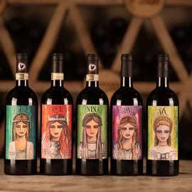 Večeře mezi vinicemi v Toskánsku při západu slunce